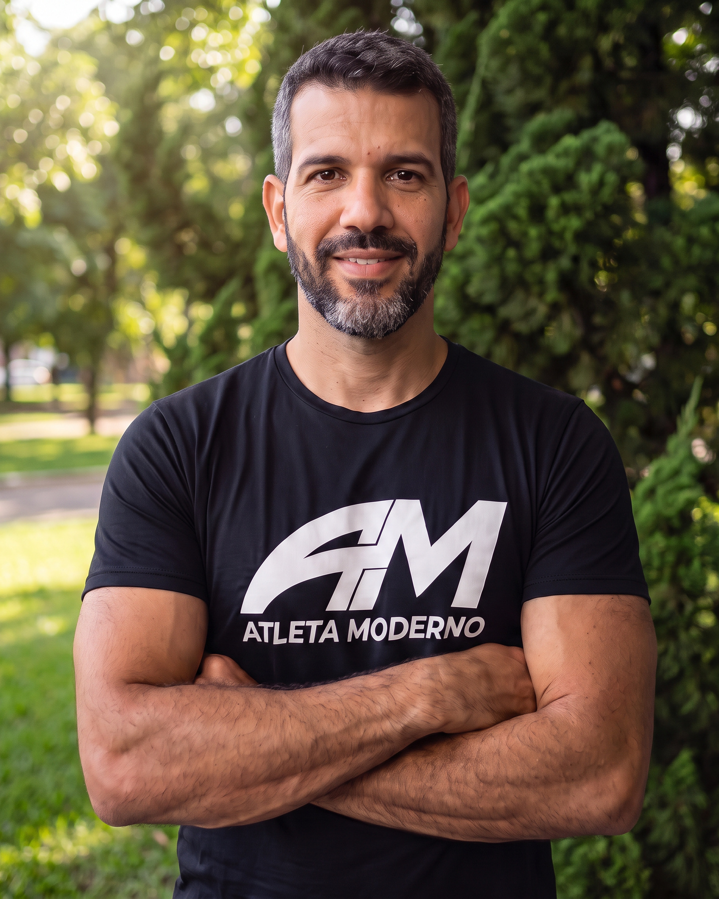 Philippe Rocha, professor e fundador do Atleta Moderno, de braços cruzados
